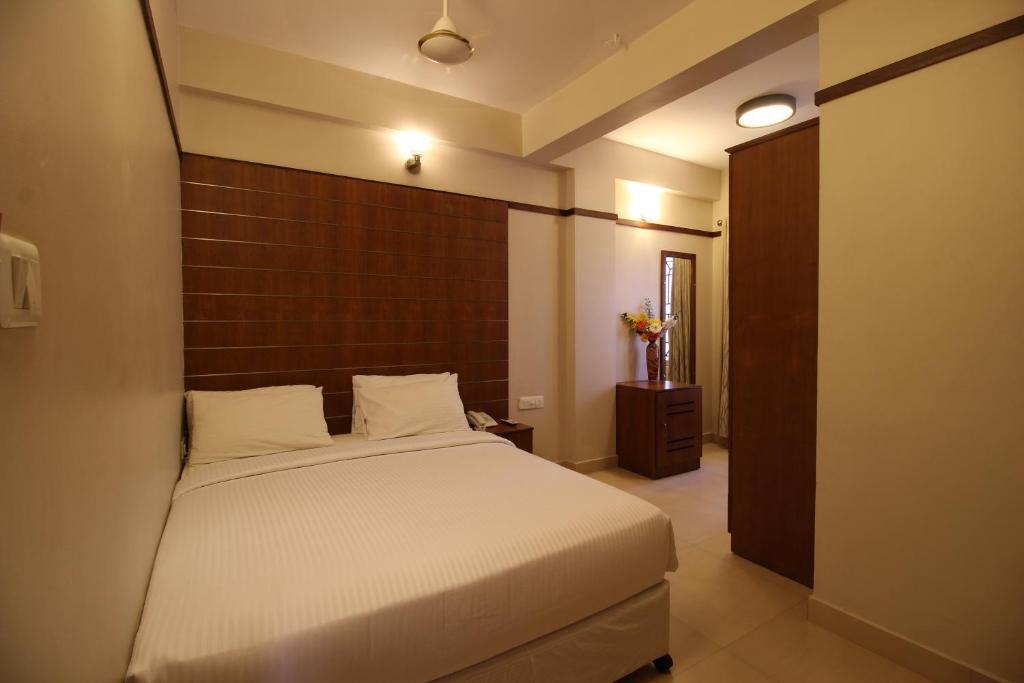 Гуруваюр: Srivar Hotels