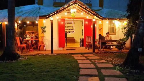 Анджуна: Red Door Hostel