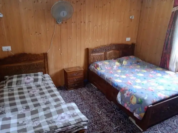 Шринагар: Mughal E Azam Houseboats