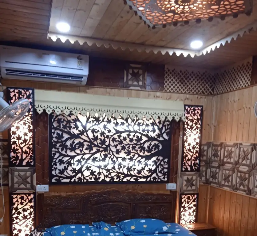 Шринагар: Mughal E Azam Houseboats