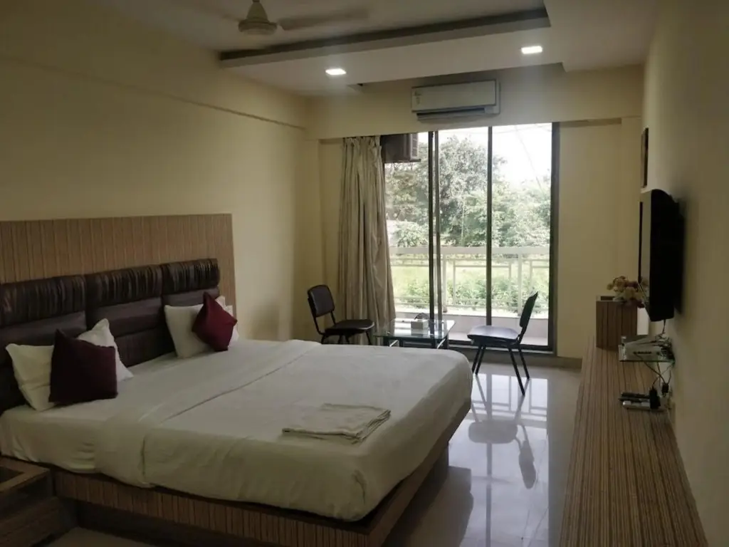 Тхане: Hotel K N Park