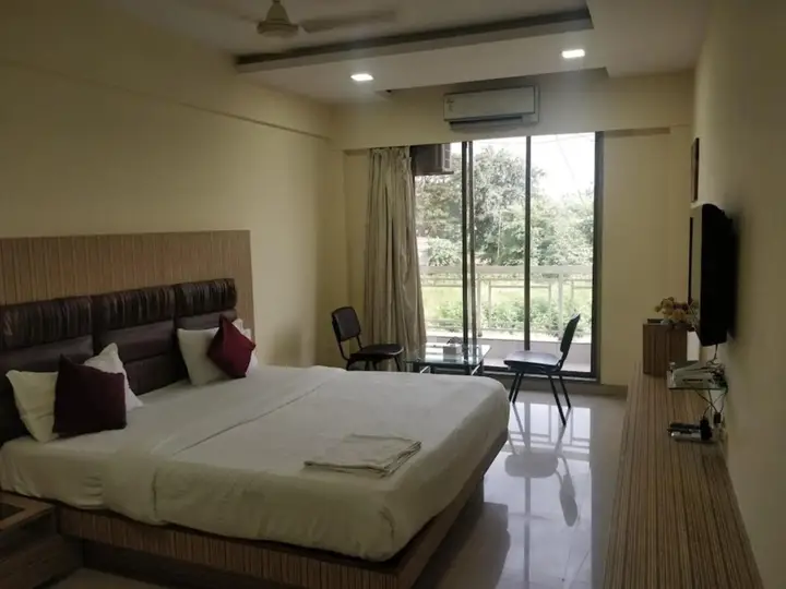 Тхане: Hotel K N Park