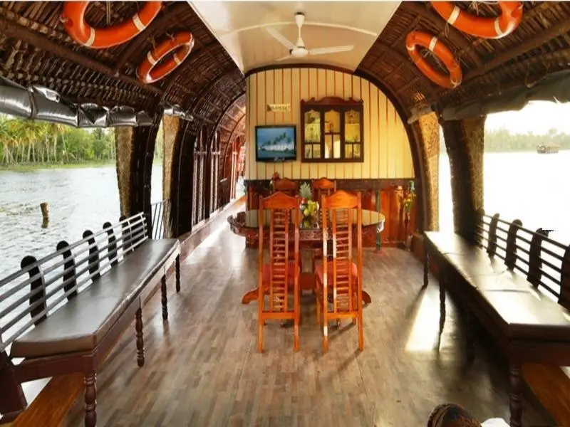 Кумараком: Rudra Houseboats