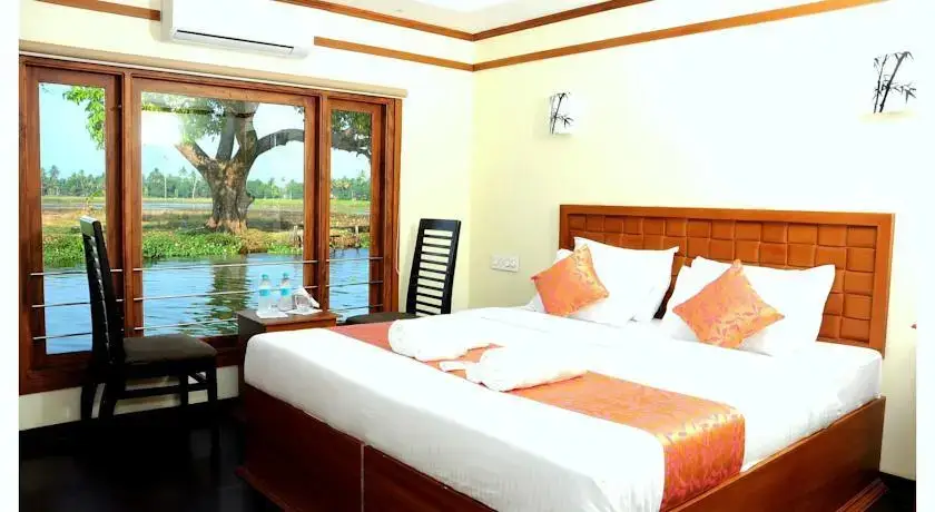 Аллеппи: Lavender Luxury Houseboat
