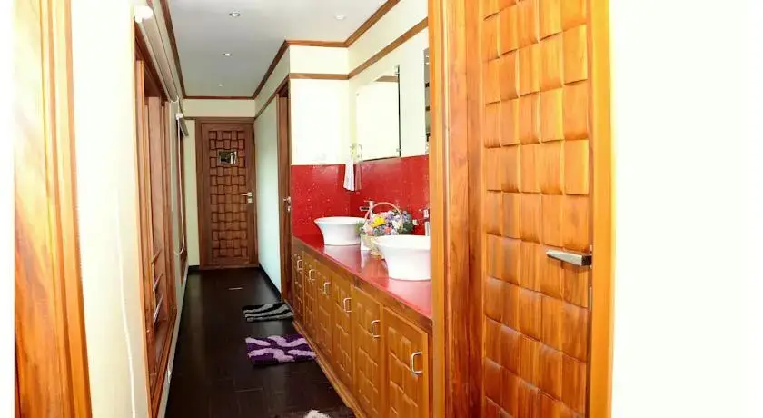 Аллеппи: Lavender Luxury Houseboat