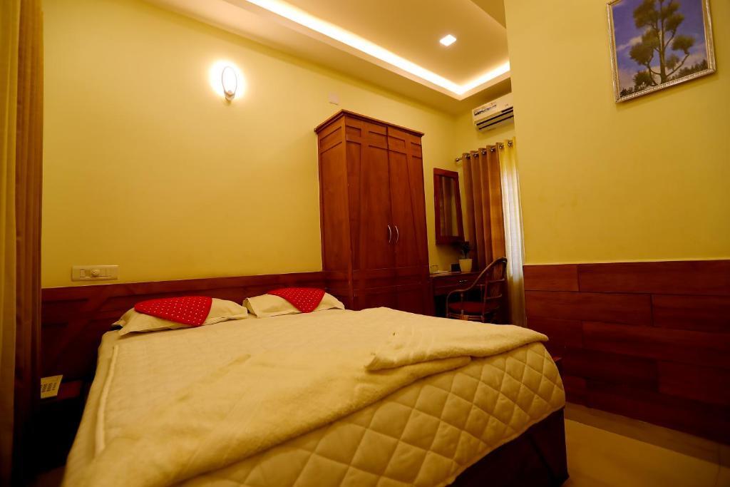 Недумбассери: Hotel Sapphire Inn