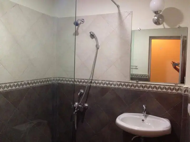 Бага: Bonanza Hotel
