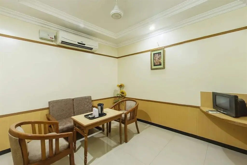 Маниячи: Hotel Aryaas Ressidence