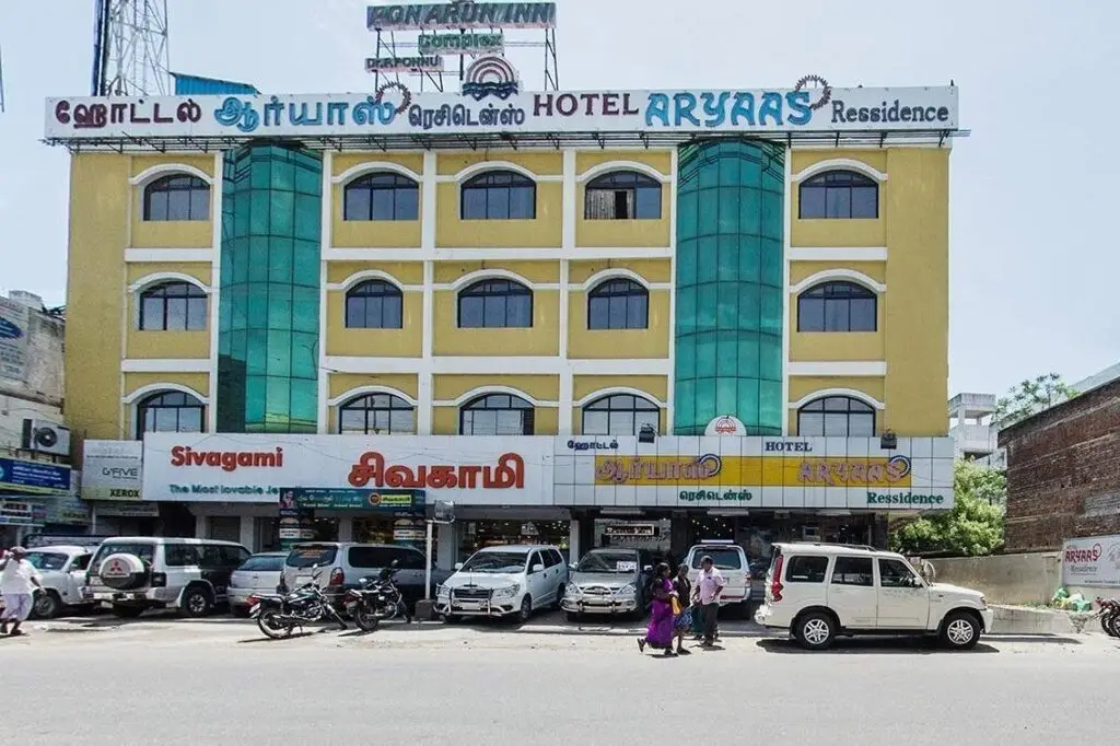 Маниячи: Hotel Aryaas Ressidence