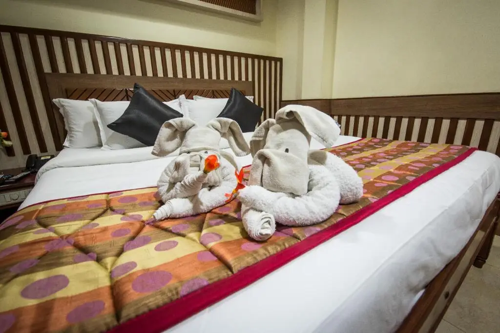 Маниячи: Hotel Aryaas