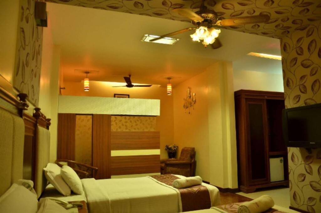 Маниячи: Hotel Aryaas