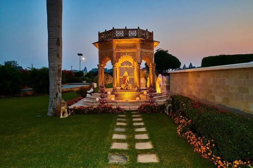 Кхаджурахо: The Lalit Traveller Khajuraho