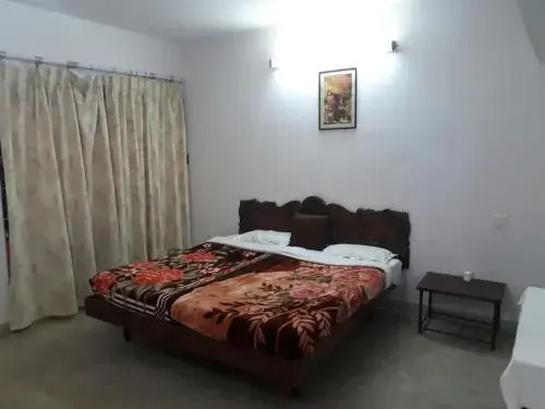 Ути: Emarald Hotel