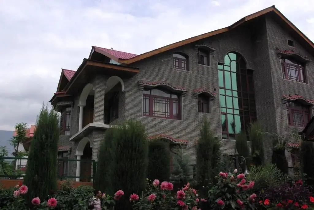 Шринагар: Hotel Harwan Resorts