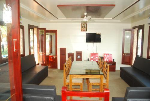 Кумараком: Sreekrishna Houseboat