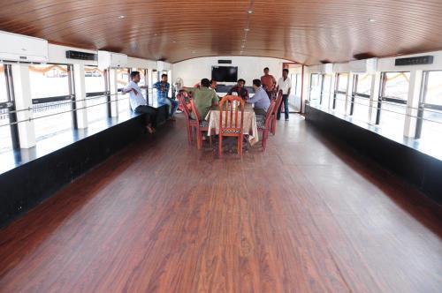 Кумараком: Sreekrishna Houseboat