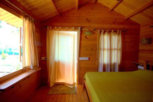 Бенаулим: Pele's Windsong Wood Cottage on the beach