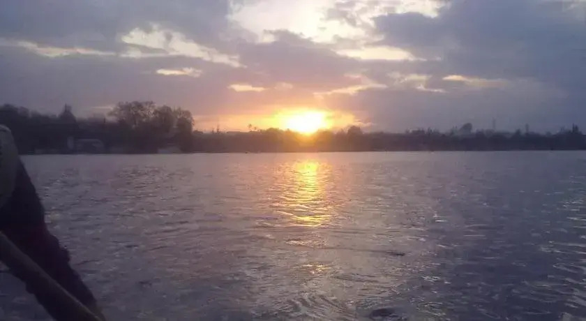 Шринагар: New Lucky Kashmir Houseboats