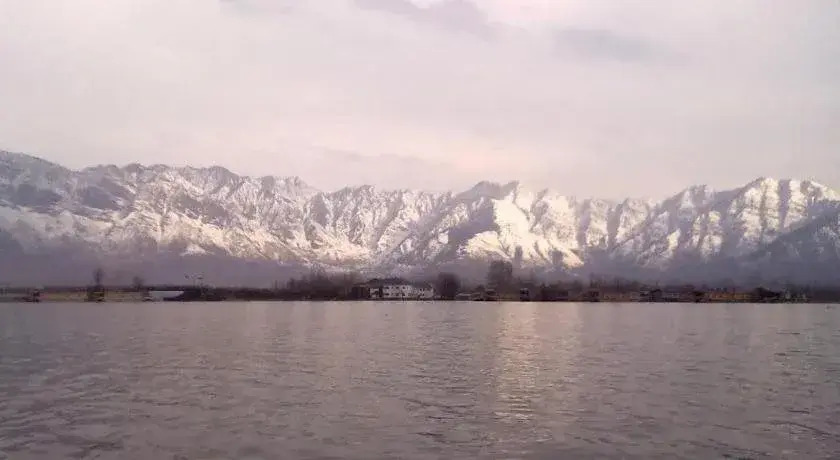 Шринагар: New Lucky Kashmir Houseboats