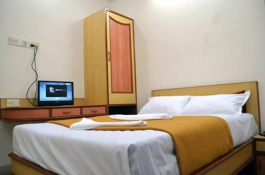 Мумбаи: Hotel New Deepak