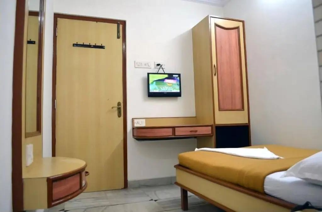 Мумбаи: Hotel New Deepak