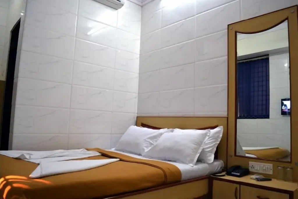 Мумбаи: Hotel New Deepak