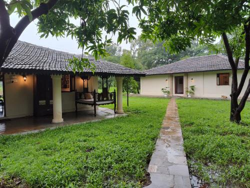Хандала: SaffronStays Mango Huts