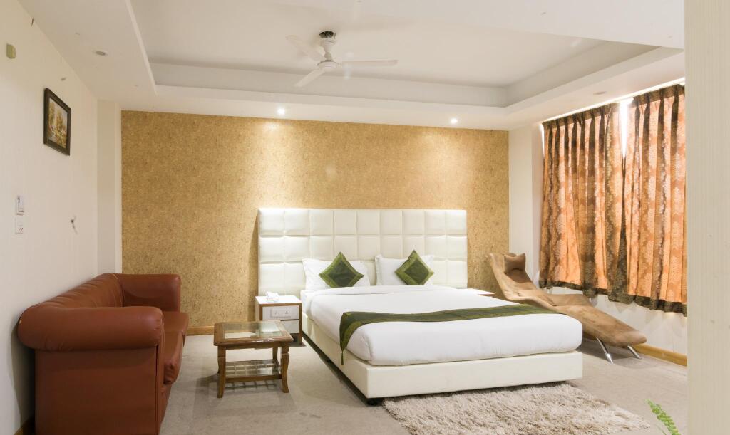 Нойда: Treebo Trend House Inn