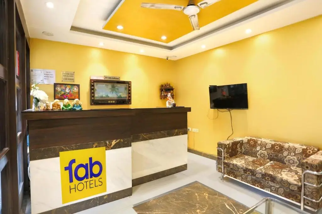Нью-Дели: The Under Bridge Hotel & Cafe
