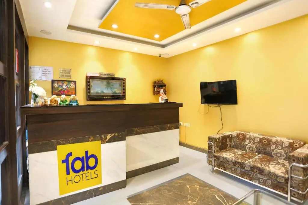 Нью-Дели: The Under Bridge Hotel & Cafe
