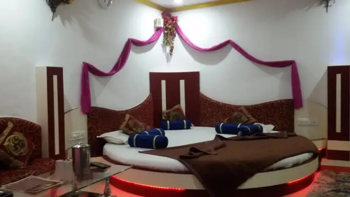 Пачмарай: Hotel Prateek