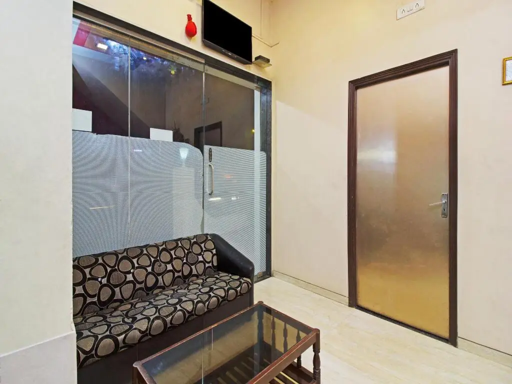 Нави-Мумбай: OYO 22468 Hotel Nirsukh Palace