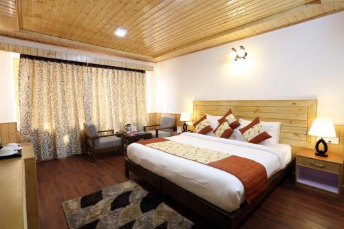 Лех: Hotel Charu Palace