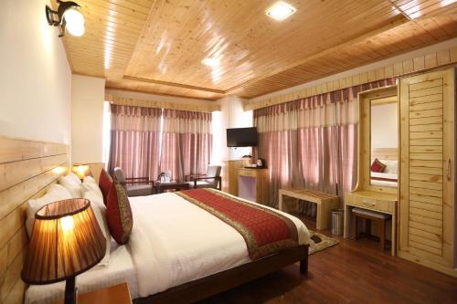 Лех: Hotel Charu Palace