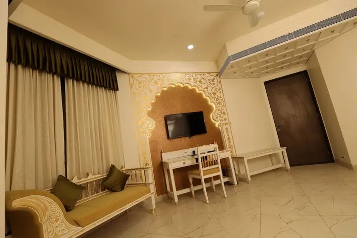 Ананд: Neonz Resort & Club