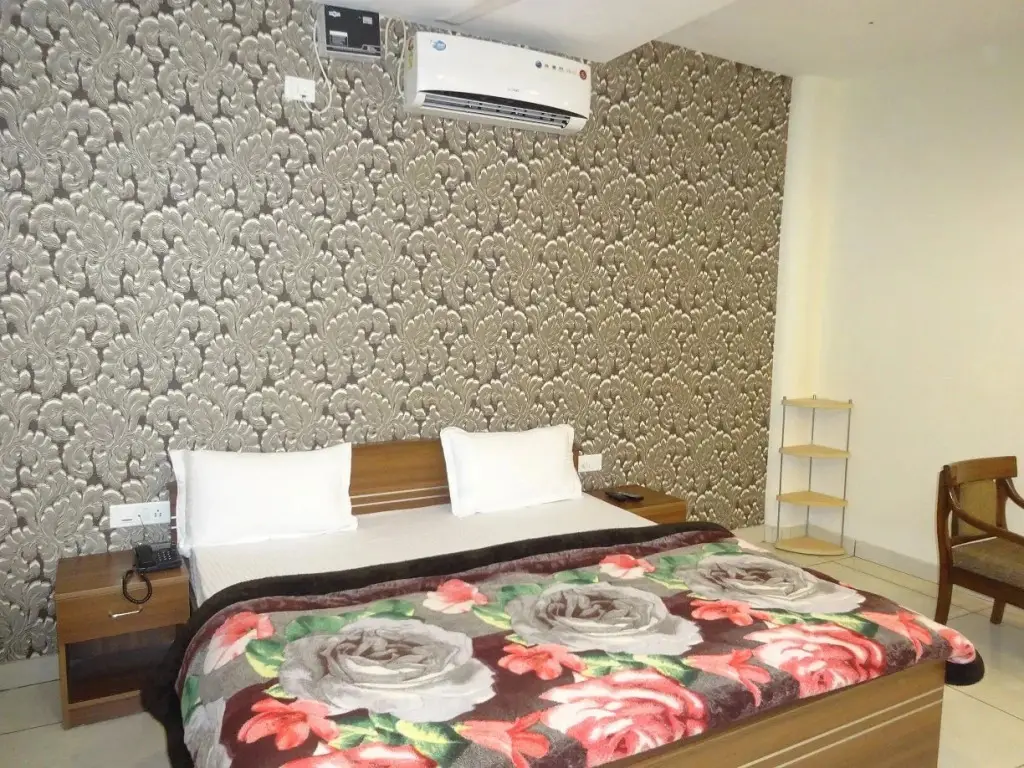 Зиракпур: The Shradha Hotel