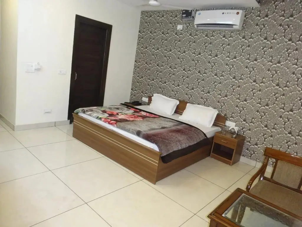 Зиракпур: The Shradha Hotel