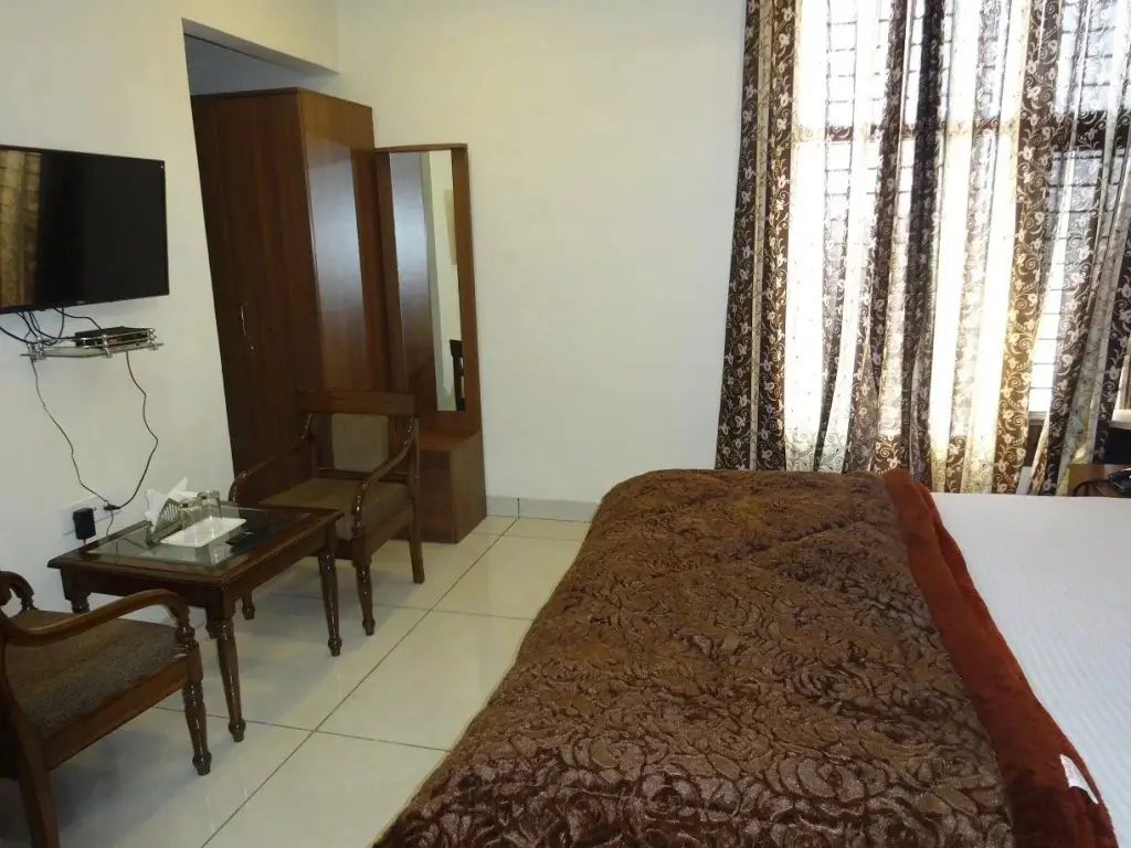 Зиракпур: The Shradha Hotel