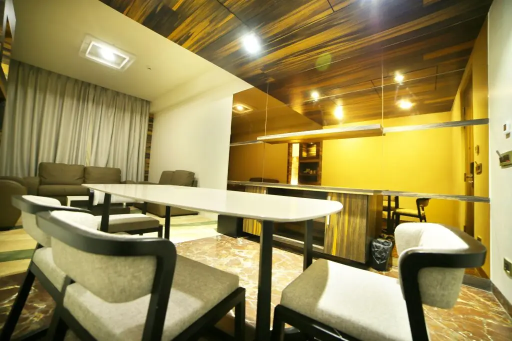 Лакхнау: Golden Blossom Imperial Resorts
