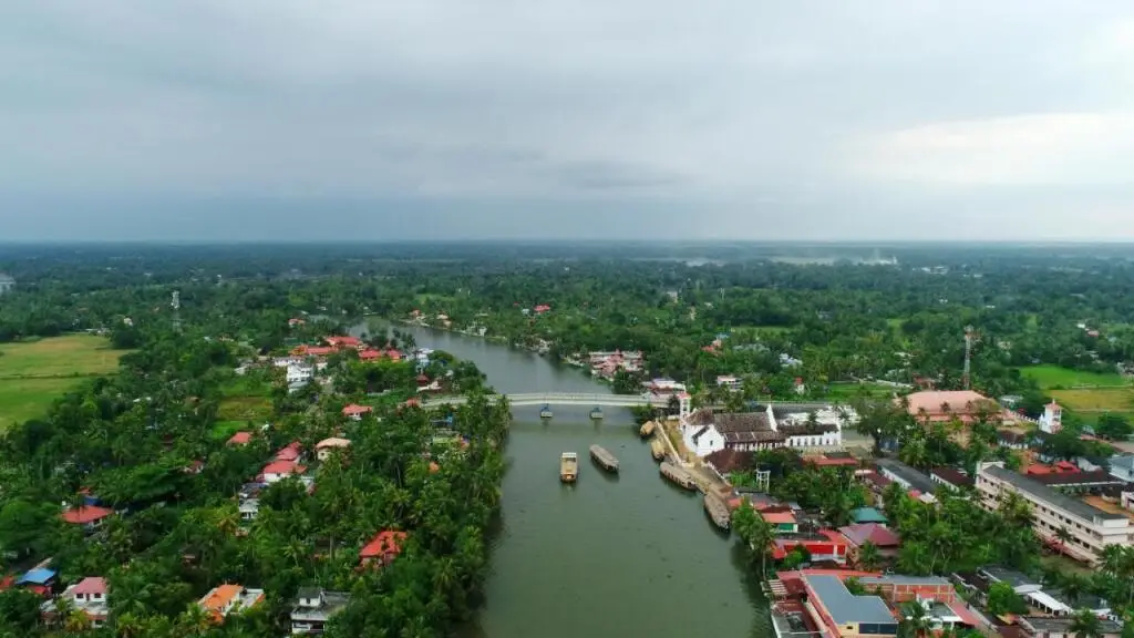 Чампакулам: Triveny River Palace