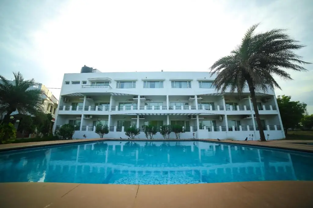 Калапет: St James Court Beach Resort