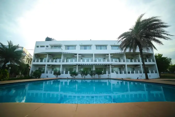 Калапет: St James Court Beach Resort