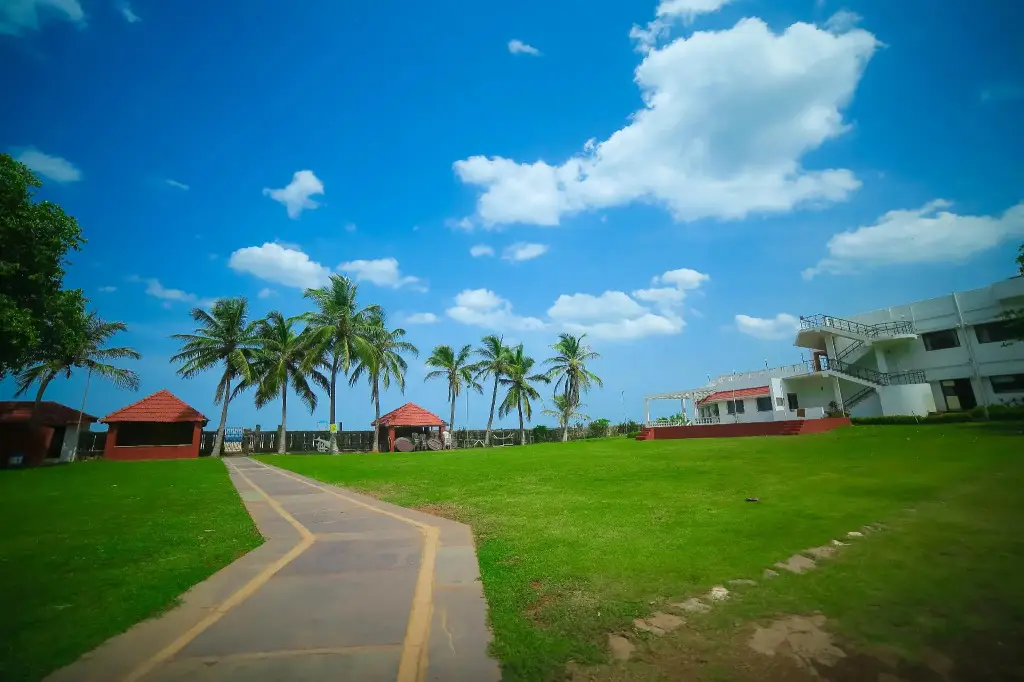 Калапет: St James Court Beach Resort