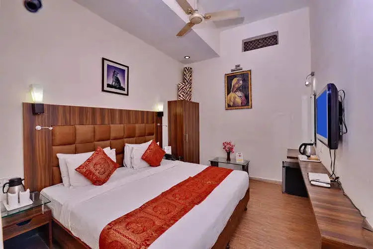 Агра: Hotel Dolphinn Agra