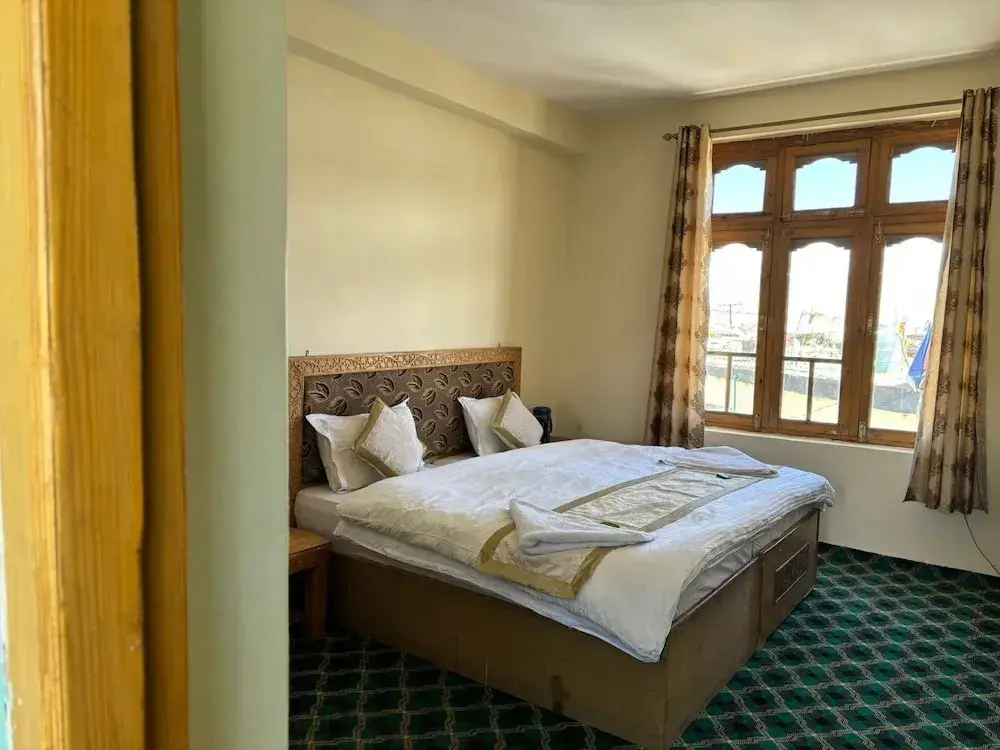 Карзок: TIH Tsomoriri Hotel Lake View