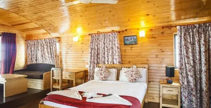 Вагатор: Aryans Hotel