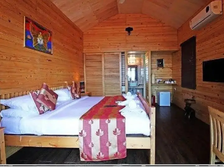 Вагатор: Aryans Hotel