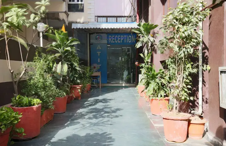 Нью-Дели: FabHotel Kailash Colony Metro Station