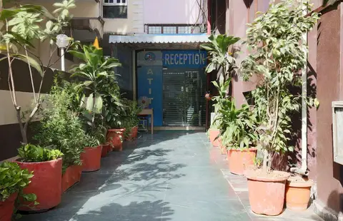 FabHotel Kailash Colony Metro Station — фото 1