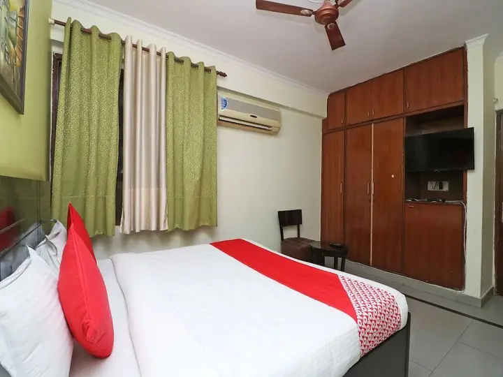Нойда: OYO 598 Hotel B K House
